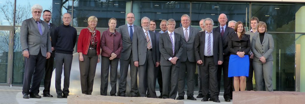 The board of trustees at its meeting in 2015: 18 people lines up for a group photo.