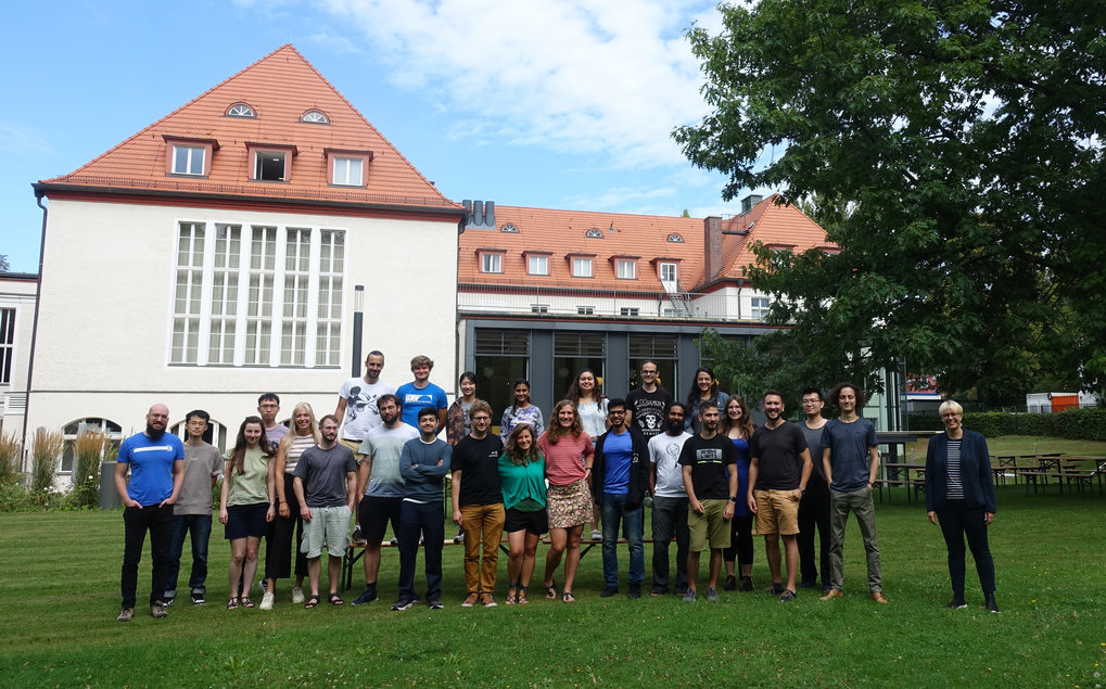 IMPRS Solar System School Group Picture 2022: a group of people in the garden of the Harnackhaus in Berlin-Dahlem