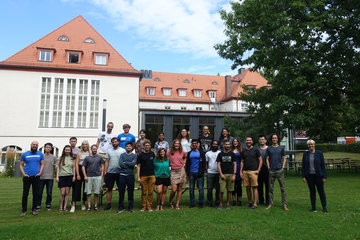 IMPRS Solar System School Group Picture 2022: a group of people in the garden of the Harnackhaus in Berlin-Dahlem